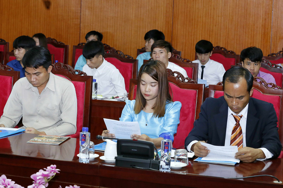 出席见面会的正在山萝省就读的老挝留学生和研究生。（图片来源：越通社）