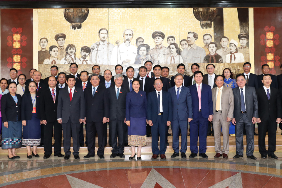 巴尼·亚托杜同山萝省代表合影留念。（图片来源：越通社