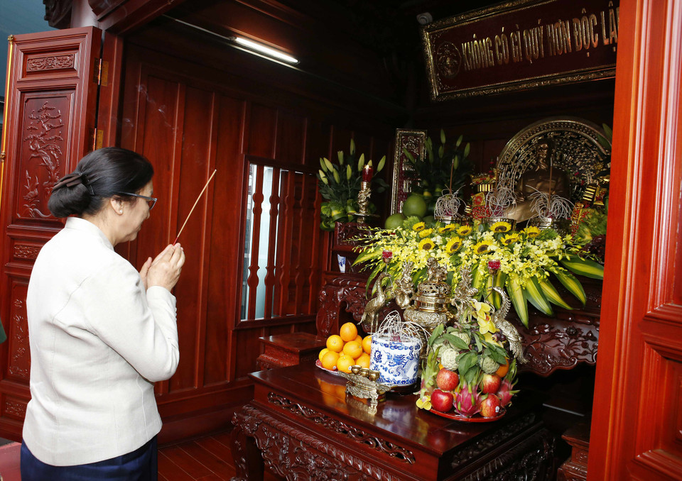 在11号军团，巴尼·亚托杜向胡志明主席供桌敬香。（图片来源：越通社）