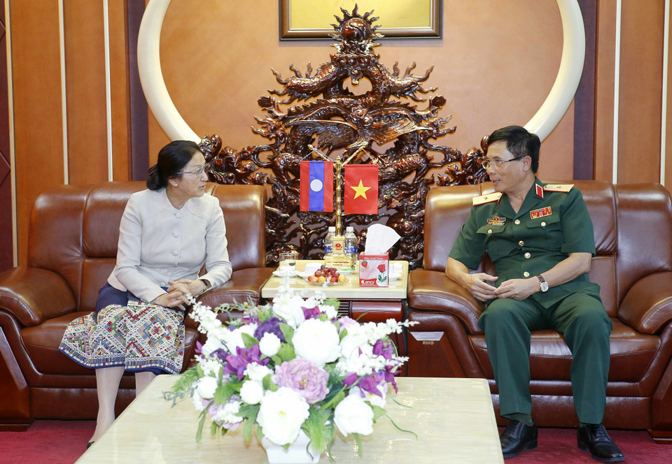 巴尼·亚托杜参观越南国防部11号军团纪念室。（图片来源：越通社）