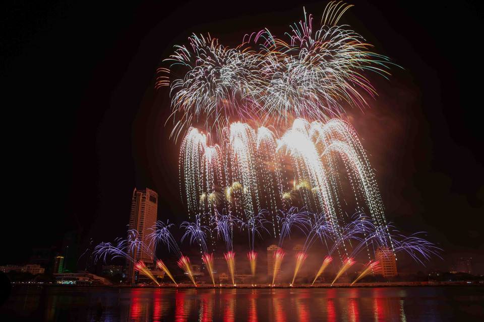 英国队表演节目。图自越通社