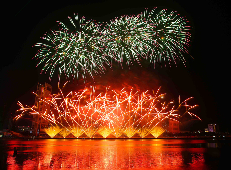 英国队表演节目。图自越通社