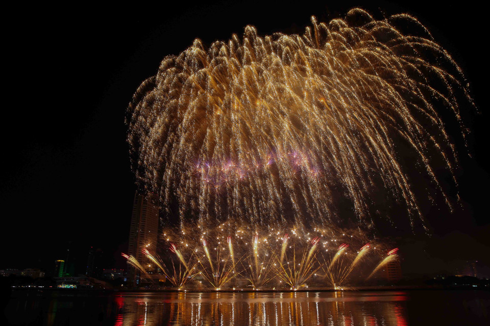 英国队表演节目。图自越通社