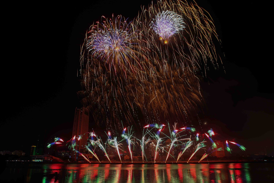 英国队表演节目。图自越通社