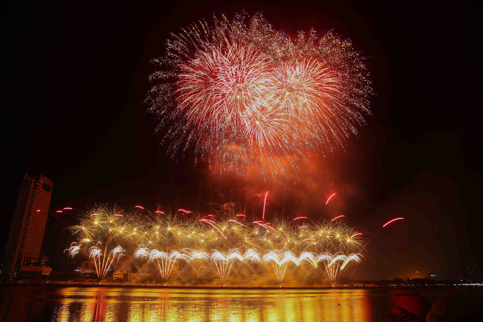 芬兰队表演节目。图自越通社