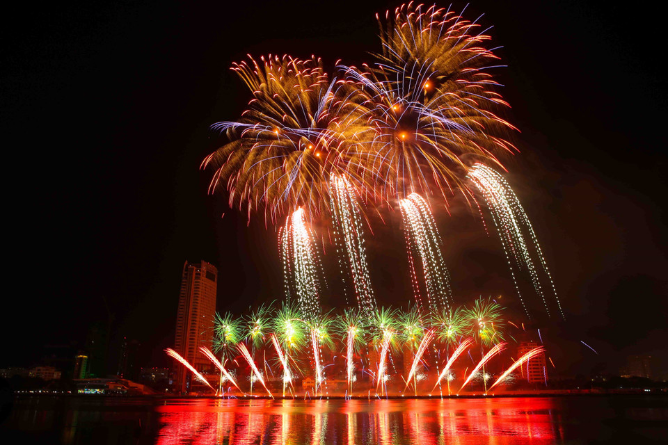 英国队表演节目。图自越通社