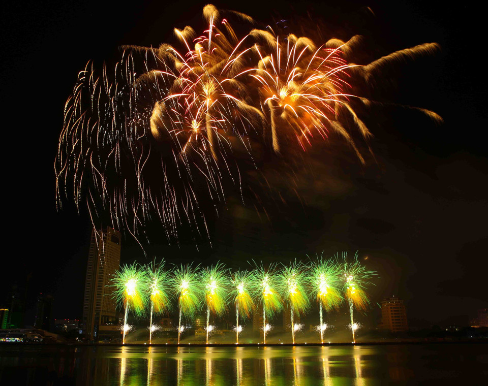 英国队表演节目。图自越通社