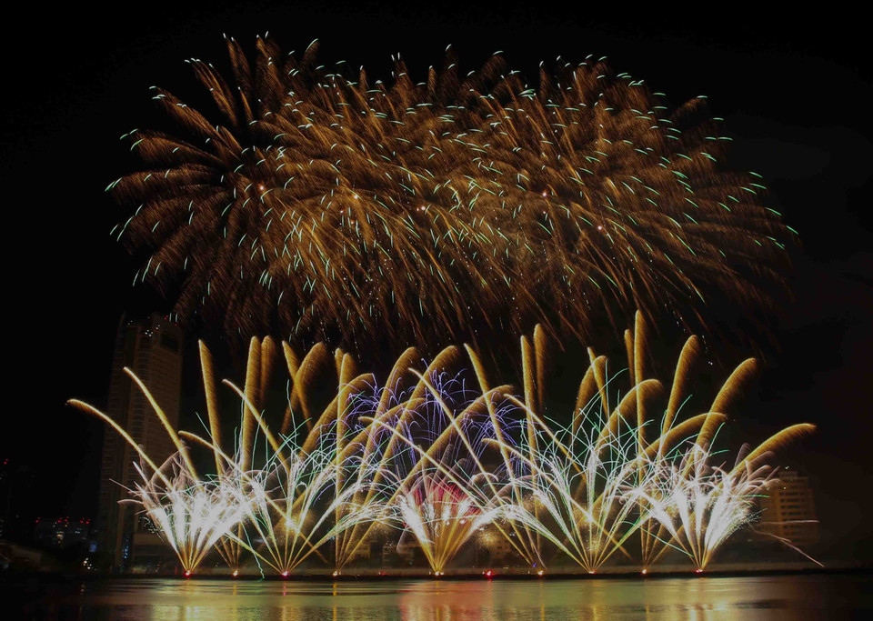 英国队表演节目。图自越通社