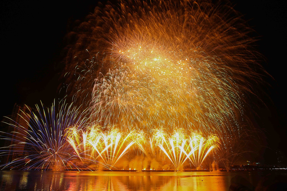 芬兰队表演节目。图自越通社