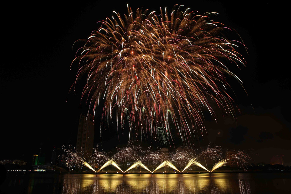 英国队表演节目。图自越通社