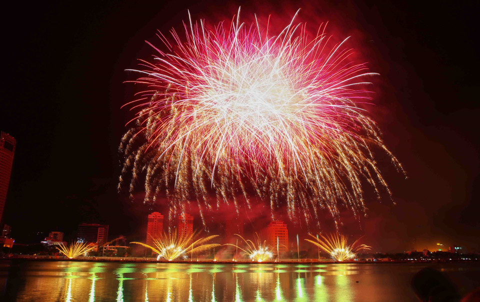 芬兰队表演节目。图自越通社