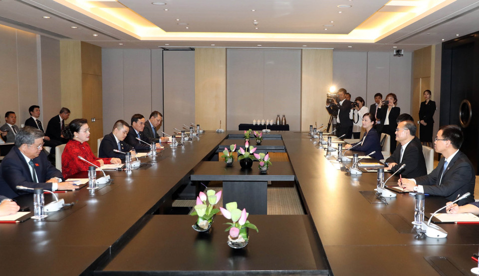 越南国会主席阮氏金银会见中国香港新华集团主席蔡冠深。越通社记者 仲德 摄