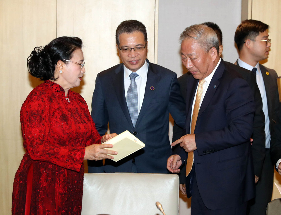 越南国会主席阮氏金银会见中国太平洋集团创始人严介和。越通社记者 仲德 摄