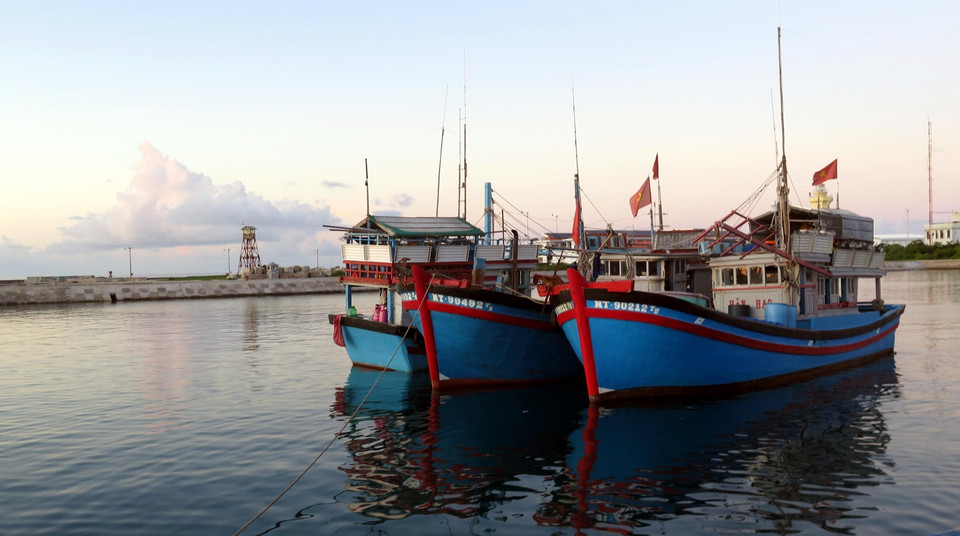 经过三年投入运营之后，停泊长沙岛船闸的渔船700艘次。图自越通社