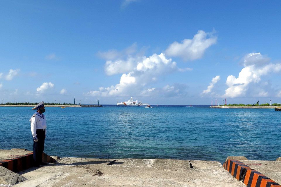 渔船在生存岛船闸停泊。图自越通社