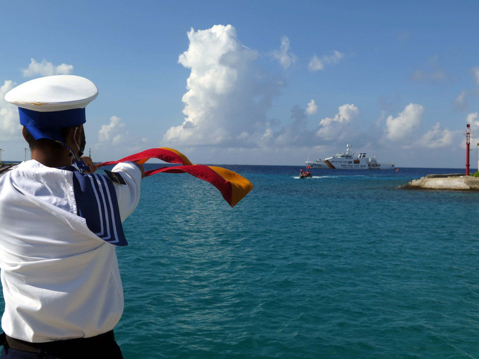 渔船前往生存岛船闸停泊。图自越通社