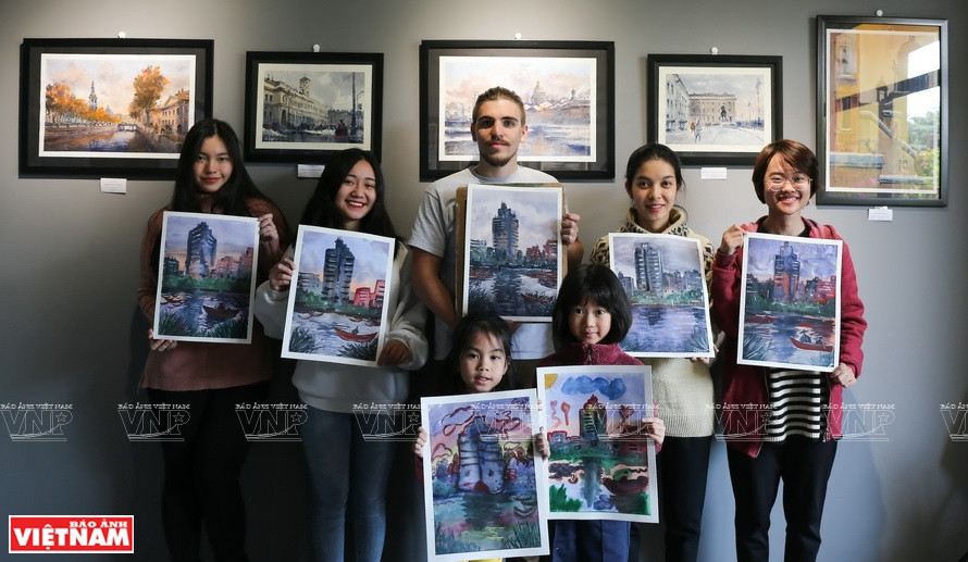 绘画培训班学员们的绘画作品。图自《越南画报》