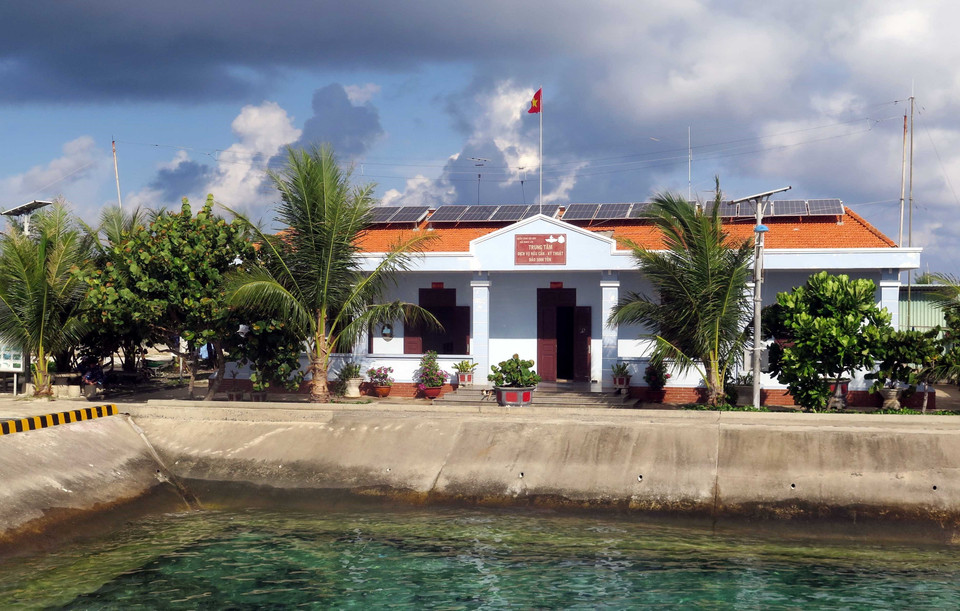 生存岛的后勤服务中心为当地渔民提供服务。图自越通社