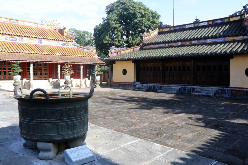 于1673年制作的铜锅是国家宝物，被放在同庆陵院子里。图自越通社