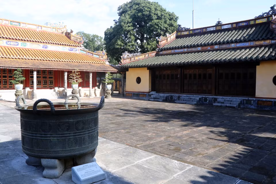 于1673年制作的铜锅是国家宝物，被放在同庆陵院子里。图自越通社