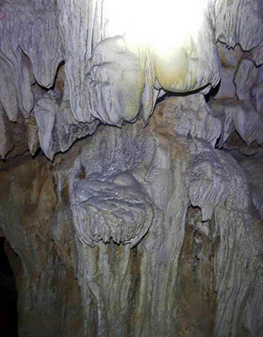 处于形成过程中的乳石。（图片来源：《人民报网》）