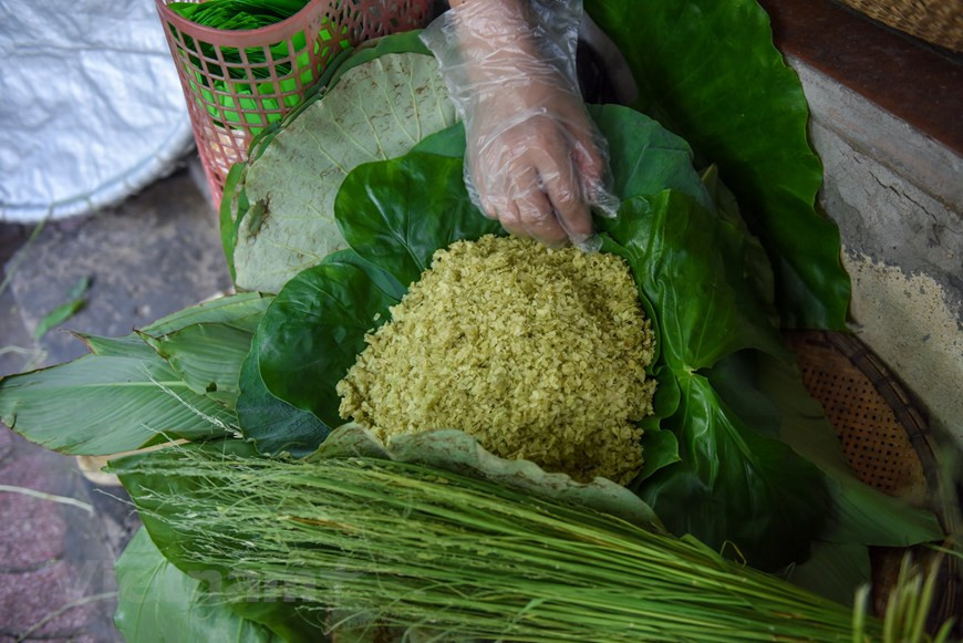 扁糯米不属于匆忙人的小吃，吃扁糯米要一点一点吃的、不慌不忙和思考。那样才感受到秋天的香味，新水稻、野草野花的味道：在扁糯米的绿色、在鲜嫩的叶包，在嫩糯米的甘甜，如草木一样的温柔、清淡。一般搭配香蕉吃，糯米黏黏的、香蕉甜甜的，吃起来真是爽口美味。图自Vietnam+