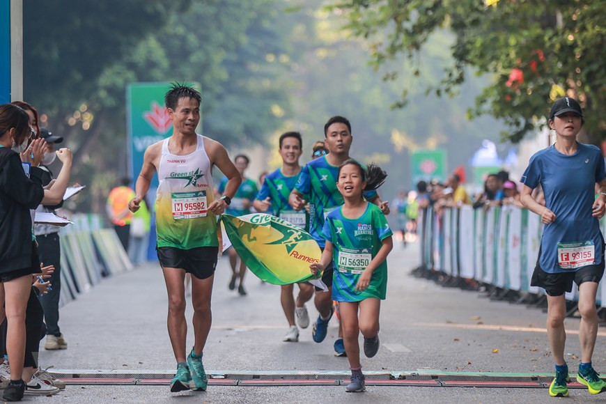 2022年兴旺银行河内马拉松赛不简单是个普通的马拉松比赛，更是河内马拉松赛事的象征，是国内外马拉松爱好者欢聚一堂的盛会，是国际游客用自成一格的方式探索和了解河内之美的桥梁。深秋金灿灿的阳光下，跑遍河内大多名胜景点必将是不可忘记的美好回忆。这既是一场马拉松，更是一场观湖观城的探寻秋天的河内首都之旅。图自Vietnam+