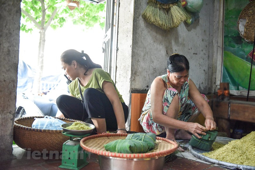 扁糯米生产者每天早晨三点就得起床，开始忙碌起来。做扁糯米的工序较为繁杂和必须讲究。扁糯米片以糯米为原料。用来制作扁糯米的糯米种类也很丰富，如黄花糯、良凤糯、橘糯等。但要有特殊的香味必须得用越南北部平原地区特产的糯米，就是圆鼓鼓的黄花糯米。图自Vietnam+