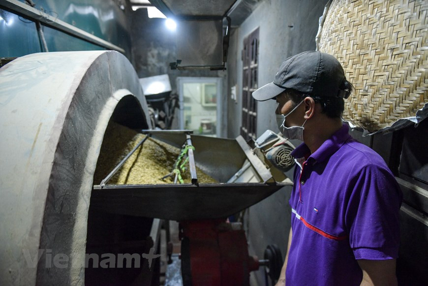 如今，米池村扁糯米生产业也经历了变迁。如果说，以前，村民只在收割季的秋季做扁糯米，那么现在一年四季都可以制作。扁糯米制作业较为辛苦，为了节省制作者的体力，各个生产户已经以机器代替了过去的全手工。这能节省时间、精力和减少成本，而仍然保留着扁糯米的特色：薄、软、香等。图自Vietnam+