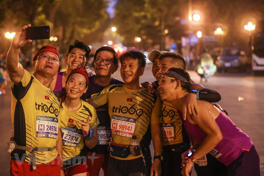 2022年兴旺银行河内马拉松赛组委会向打破国家记录的运动员颁发“黄金奔跑”杯和奖金。通过此次赛事为国家发现马拉松精英选手，有力缩小越南马拉松运动员同本地区和世界马拉松运动员的成绩差距，激发更多人的运动热情、鼓励挑战自我和突破极限、培养团结协作精神。图自Vietnam+