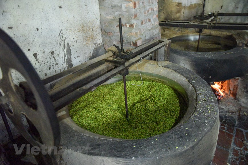 烘烤是非常讲究且重要的工序，要求工匠手法熟练。为了保持扁糯米的香味，烘烤时一般都用柴子而不是煤炭，使用的锅子一定是厚大的铁锅。控制火候是极为重要的。开始时要用旺火，等扁糯米开始变色就得用小火不停地翻炒让糯米慢慢熟，不催熟又不失水。全过程大约费时两个多小时。图自Vietnam+