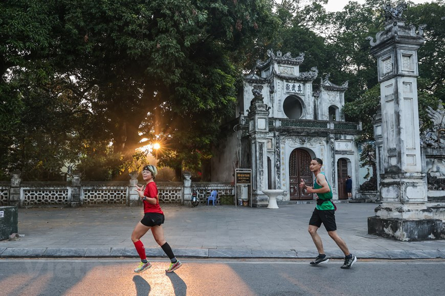2022年兴旺银行河内马拉松赛设有42公里、21公里、10公里和5公里等四个赛项。马拉松赛道从还剑湖出发，途径西湖、东河门、文庙—国子监、胡志明陵墓、巴亭广场、升龙皇城，大家可领略到河内古香古色的一面，感受河内文化的底蕴。同时从宽敞的新建道路跑过，一路奔跑中，充分感受河内首都不断变化的城市风景，感受从古典跑向时尚现代的别样体验。图自Vietnam+