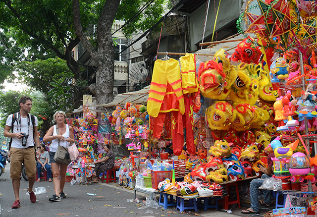 古街还吸引了众多外国游客前来参观。（图片来源：越南《人民报网》）