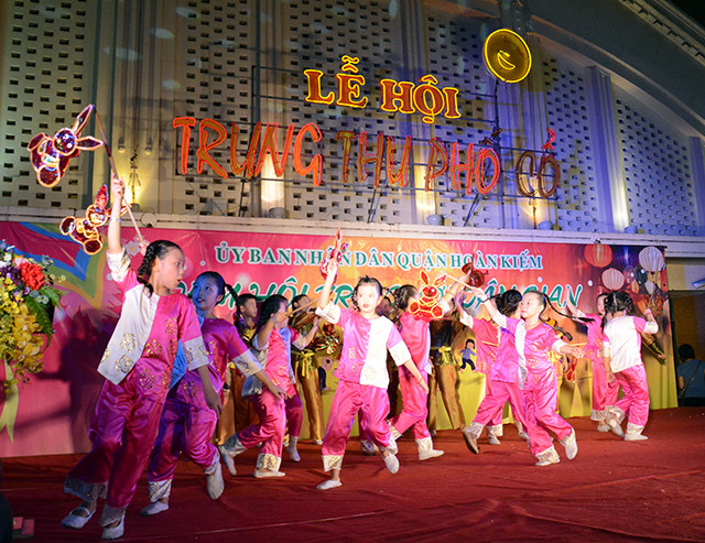 许多表演节目和娱乐活动在古街举行。（图片来源：越南《人民报网》）