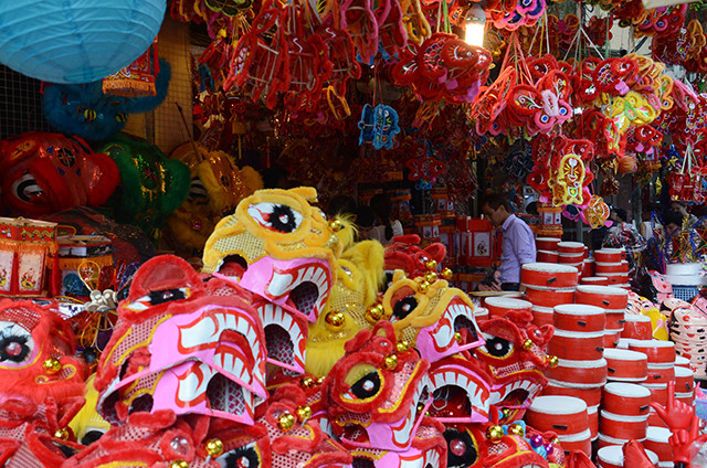 古街摆满了面具、五角星灯、纸灯笼、狮子头等越南中秋节传统玩具。（图片来源：越南《人民报网》）