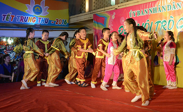 许多表演节目和娱乐活动在古街举行。（图片来源：越南《人民报网》）