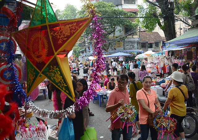 每到中秋节，人们不可不想起五角星灯。该玩具已成为陪伴少年儿童无忧无虑且快快乐乐过中秋的童年灯光。（图片来源：越南《人民报网》）