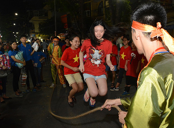 小孩们对跳绳特别感兴趣。（图片来源：越南《人民报网》）