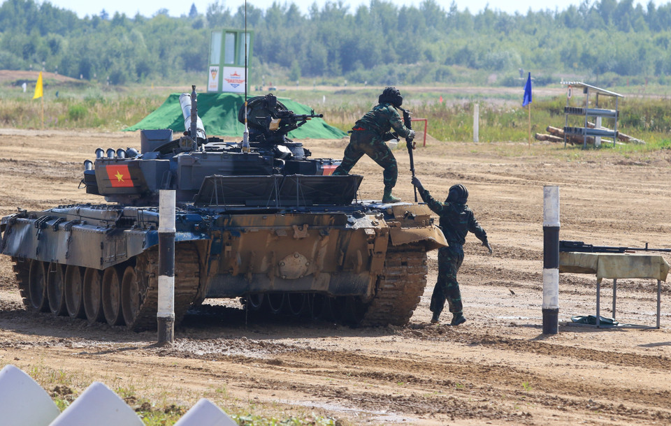 组委会规定在资格赛中，各坦克参赛队每一车组将轮流进行比赛，然后，计算出总成绩积分，选出8支成绩最佳的坦克参赛队进入半决赛。图自越通社