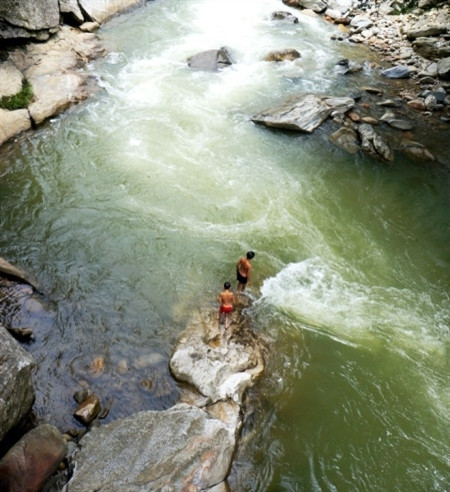 作为西北山区的一个镇，沙巴是老街省最著名的旅游景点。沙巴四季风美丽的景色和凉爽天气已吸引游客前来参观游览。租一辆摩托车，离开城镇，游客将有机会探索更多带有原始之美的地方（图片来源：vnexpress.net）