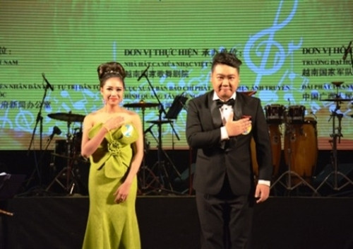 越南歌手陈氏碧玉和中国歌手蒋东健获得大赛一等奖（图片来源：人民军队报）