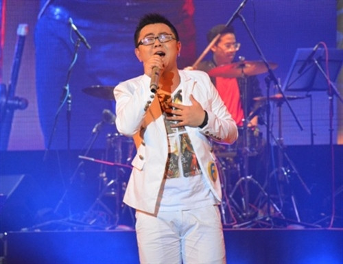 中国歌手唱越南歌曲“冬天已过”（图片来源：人民军队报）