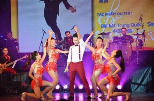 越南歌手阮辉决唱中国歌曲“忘情森巴舞”（图片来源：人民军队报）