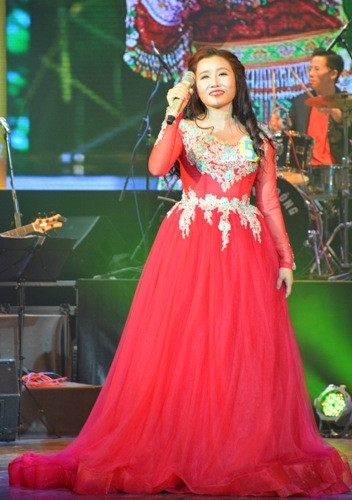 越南歌手壤氏花唱中国歌曲“问春”（图片来源：人民军队报）