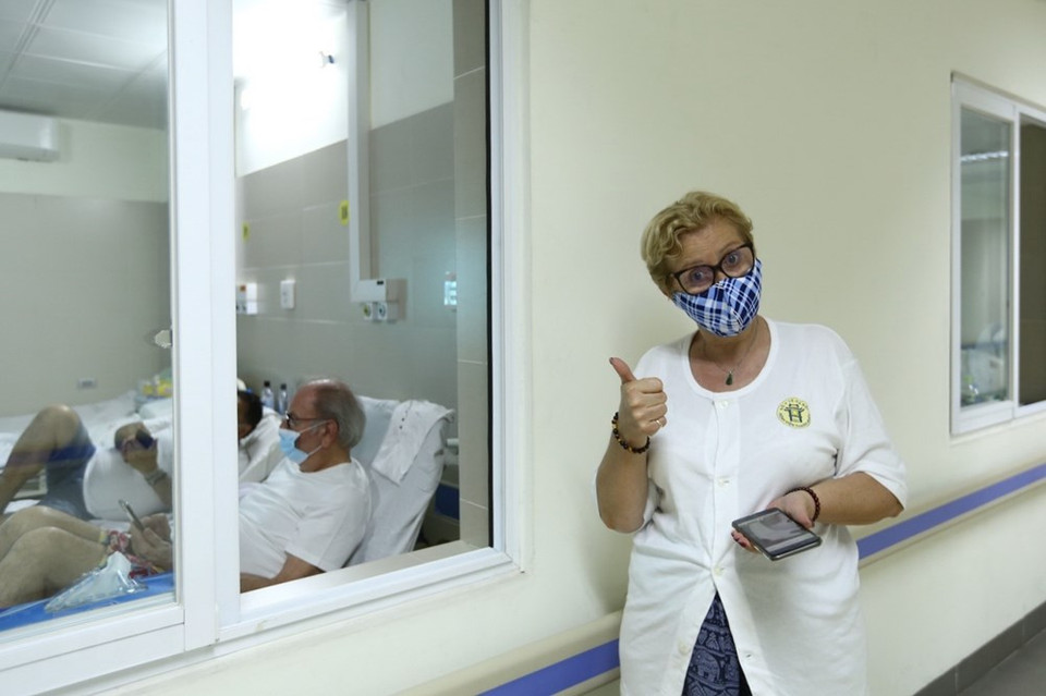 在河内市清娴医院接受隔离观察的外国游客保持乐观心态。越通社记者 明决 摄