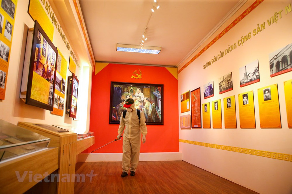 消毒力量在还剑郡5D号房遗迹区进行喷洒消毒剂。图自越通社