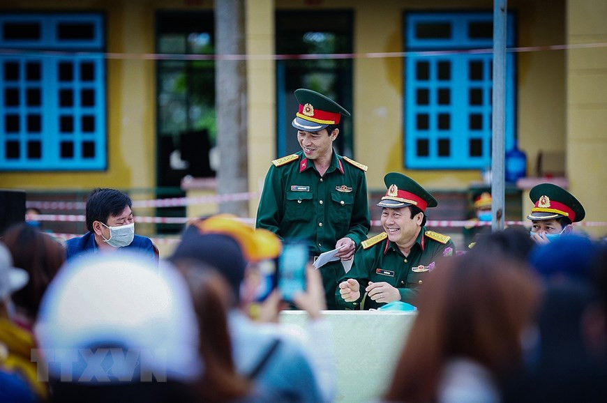 看到公民们健康回家，和平省军事指挥部同志们感到满意。（越通社记者仲达 摄）