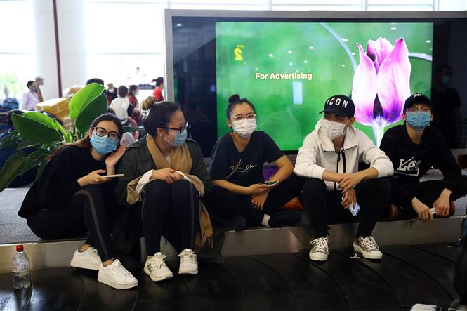 从欧洲归国的越南留学生等待被送到集中隔离区。越通社记者辉雄 摄