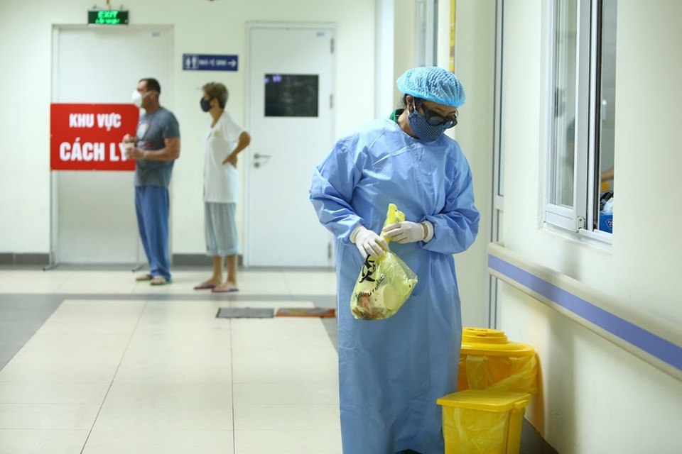 医务人员确保隔离区的卫生。越通社记者 明决 摄