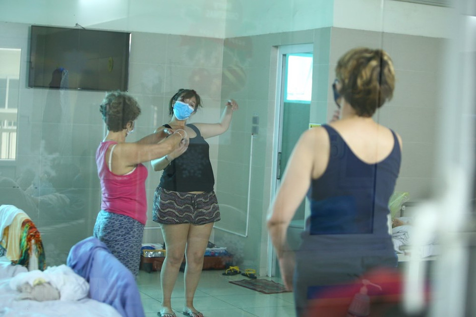 接受隔离观察的游客锻炼身体。越通社记者 明决 摄